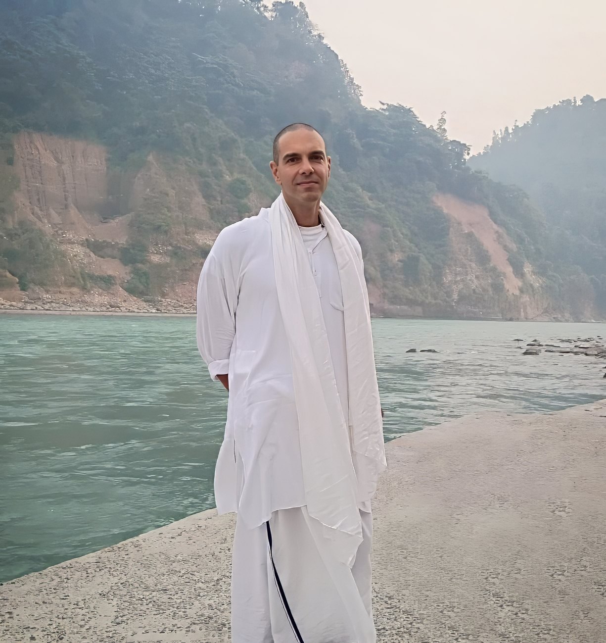 Sahaja Bodha standing beside the Ganges in Rishikesh